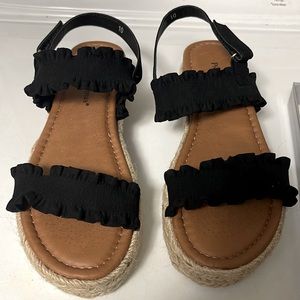 Pierre Dumas: Magic-9 sandal in black